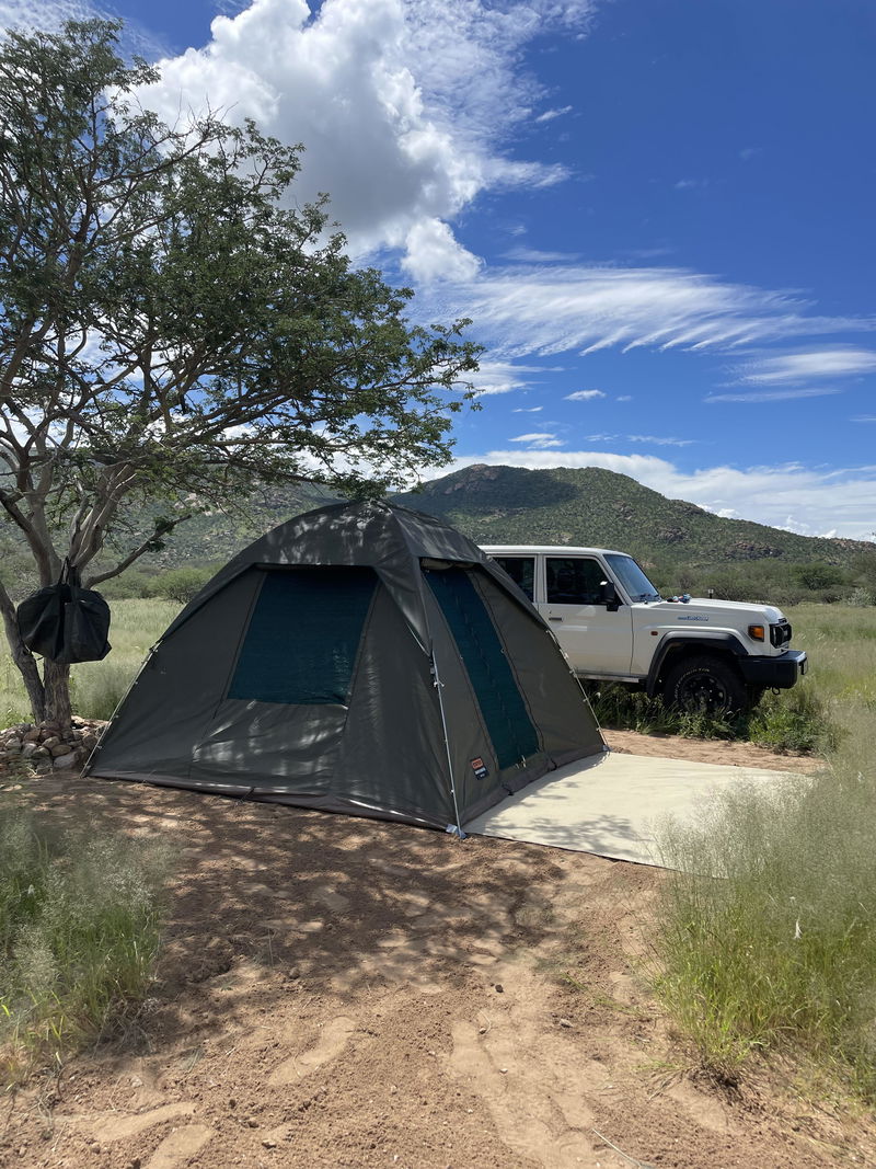 Tente de camping au sol avec véhicule 4x4 pour safari en Ouganda