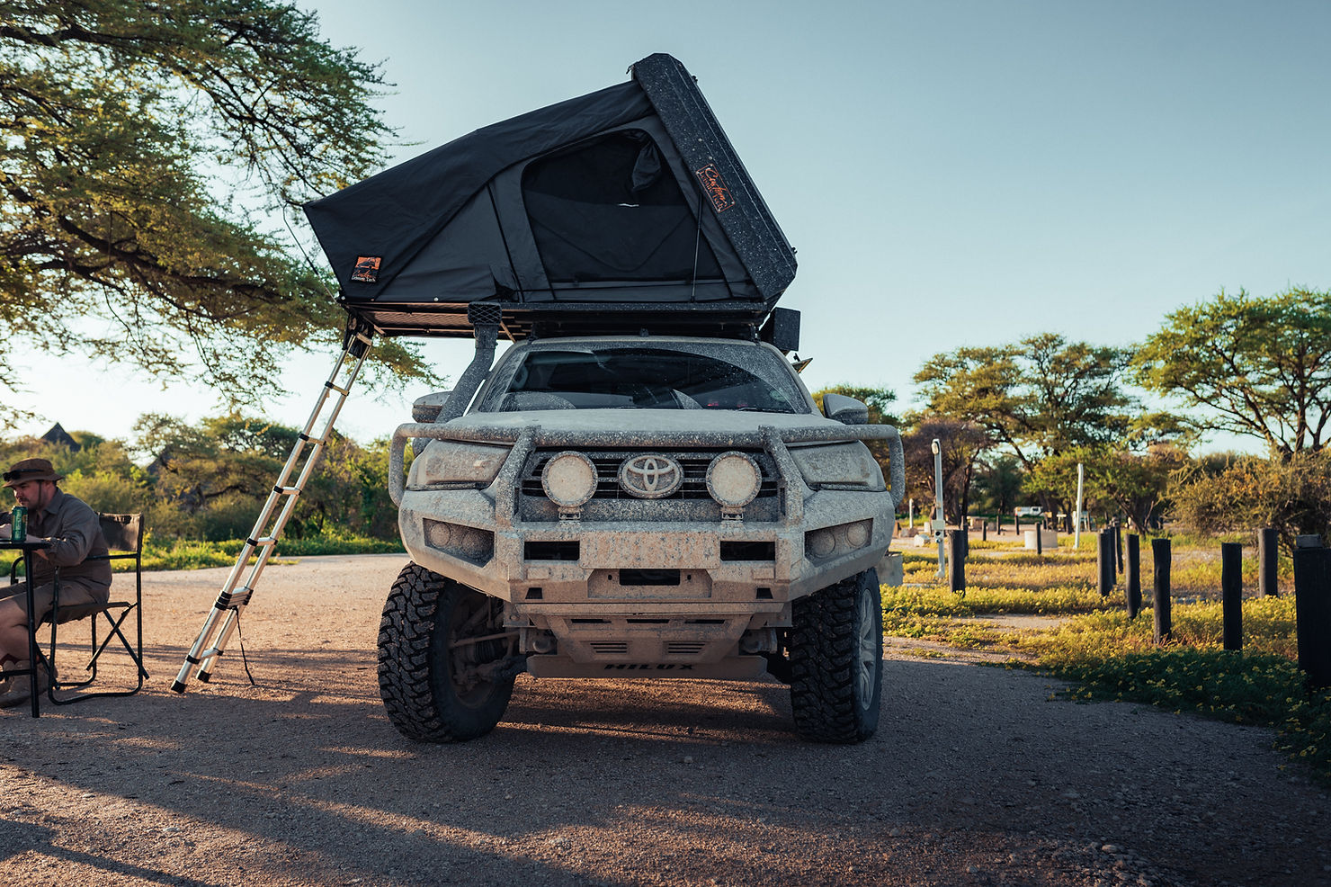 Toyota 4x4 avec tente de toit ouverte pour camping en Ouganda