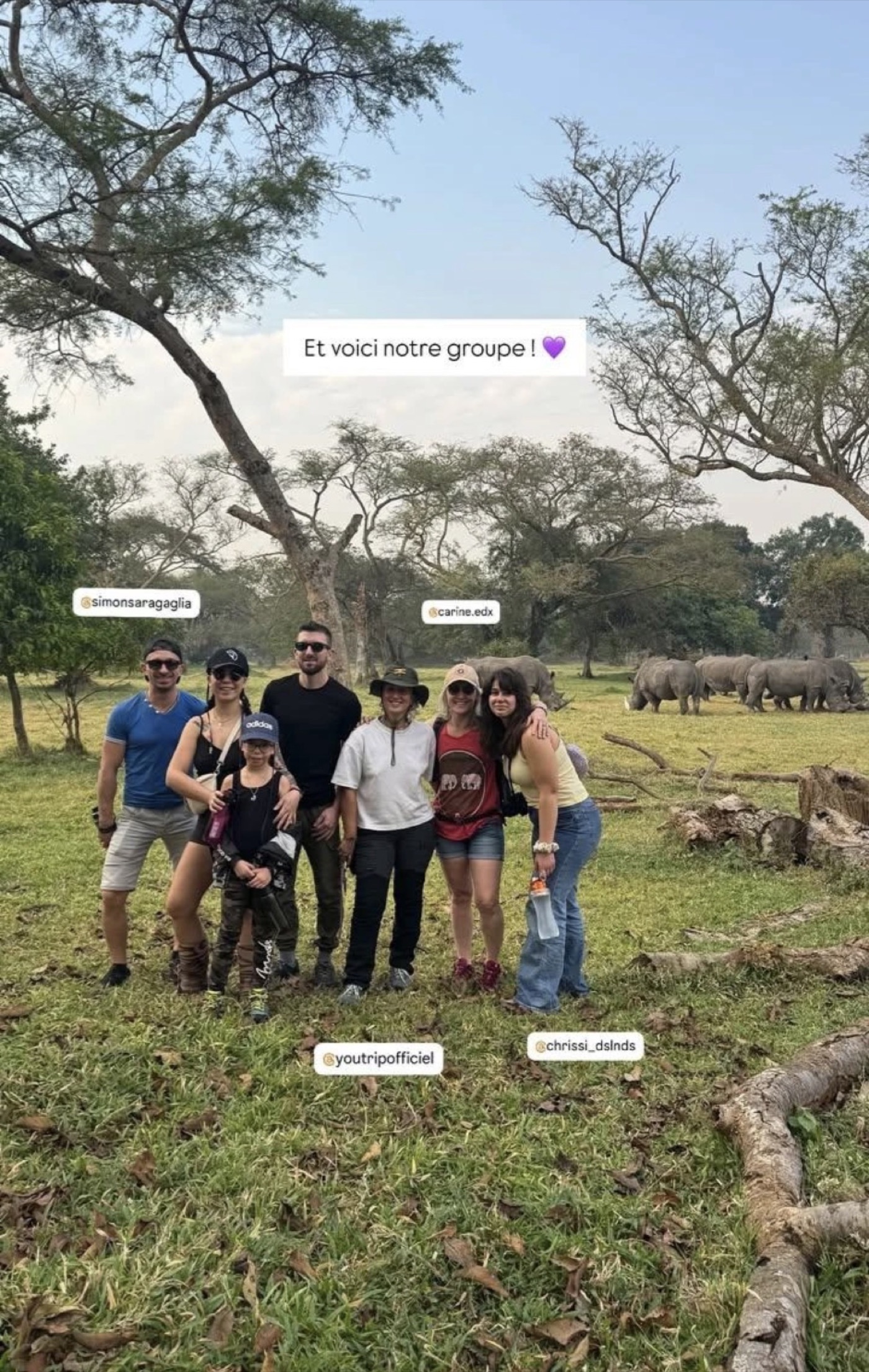 Groupe de voyageurs francophones pendant le suivi des rhinoceros a Ziwa Rhino Sanctuary